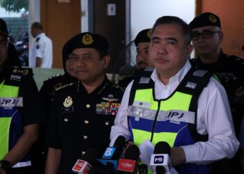 ANTHONY Loke Siew Fook (dua dari kanan) bercakap dalam sidang akhbar selepas meninjau Operasi Khas JPJ di Stesen Penguat Kuasa JPJ Semenyih, Selangor.