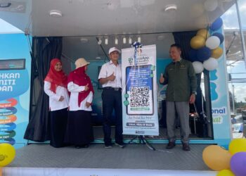 ZAINI Hussin (tiga dari kiri)  menyempurnakan gimik perasmian pada Program Walkabout di Bazar Ramadan Dataran Kenanga Machang, Kelantan. UTUSAN/ROSMIZAN RESDI