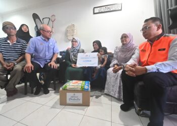 SABARIAH Saidan (tiga dari kiri) menyampaikan faedah pengurusan mayat (FPM) kepada Fatimah Abdullah (tiga dari kanan) di Indera Sempurna di Kuantan, Pahang. - FOTO/SHAIKH AHMAD RAZIF