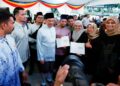 ANWAR Ibrahim beramah mesra dengan pengamal media pada Majlis Berbuka Puasa Perdana Menteri Bersama Pengamal Media di Angkasapuri, Kuala Lumpur. - UTUSAN/SHIDDIEQIIN ZON