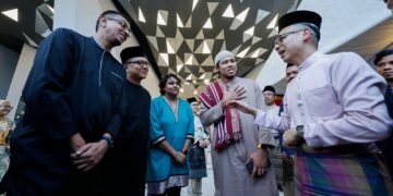 FAHMI Fadzil berbual dengan Nabil Ahmad, Azad Jasmin dan Radin Amir Affendy pada Majlis Berbuka Puasa Perdana Menteri Bersama Pengamal Media di Angkasapuri, Kuala Lumpur. - UTUSAN/SHIDDIEQIIN ZON