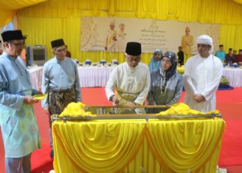 SULTAN ABDULLAH Ri’ayatuddin Al-Mustafa Billah Shah (tengah) menandatangani plak perasmian Masjid Baharu Abdul Rahman Auf Kampung Durian Hijau di Jerantut, Pahang. - FOTO/SALEHUDIN MAT RASAD