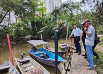 LIM Ban Hong (kiri) meninjau keadaan air Sungai Lereh di Jeti Nelayan Sungai Lereh, Klebang, Melaka.