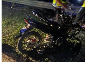 KEADAAN Motosikal mangsa yang remuk akibat berlanggar dengan seekor lembu di Kilometer 6, Jalan Jerantut-Maran di Jerantut, Pahang. - FOTO/IPD JERANTUT