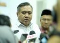 ANTHONY Loke Siew Fook ketika ditemui pemberita pada Majlis Perjumpaan Menteri Pengangkutan Bersama Pemimpin Masyarakat dan Majlis Berbuka Puasa di Dewan Komuniti Taman Coral Height, Sikamat, Seremban hari ini. - UTUSAN/MOHD. SHAHJEHAN MAAMIN