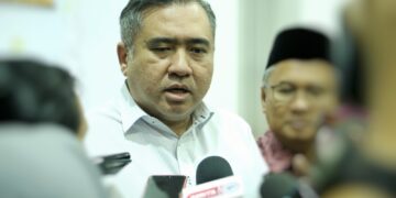 ANTHONY Loke Siew Fook ketika ditemui pemberita pada Majlis Perjumpaan Menteri Pengangkutan Bersama Pemimpin Masyarakat dan Majlis Berbuka Puasa di Dewan Komuniti Taman Coral Height, Sikamat, Seremban hari ini. - UTUSAN/MOHD. SHAHJEHAN MAAMIN