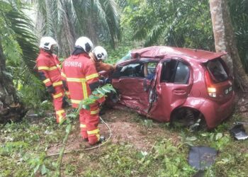 SEBUAH kereta Perodua Myvi terbabas dan melanggar pokok di Felda Jengka 23 di Maran, Pahang.