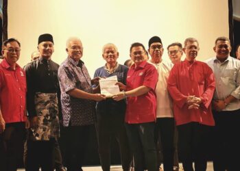 BEKAS pemimpin MCA, Datuk Leong Kim Soon (empat kanan) menyampaikan borang keahlian baharu Bersatu kepada Hamzah Zainudin pada majlis Iftar Bersatu Bahagian Bentong di Janda Baik di Bentong, Pahang. - FOTO/SALEHUDIN MAT RASAD