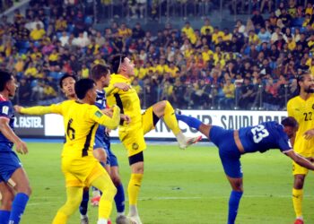 PEMAIN pertahanan  Malaysia, Dion Cools dan pertahanan Nepal, Rohit Chand berebut mendapatkan bola  pada Perlawanan Pusingan Kelayakan Piala Asia Kumpulan F di Stadium Sultan Ibrahim, Iskandar Puteri.