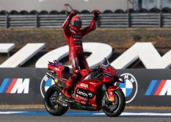 MARC Marquez meraikan kejayaannya menawan Grand Prix (GP) Thailand di Litar Antarabangsa Chang, Buriram, hari ini. - AFP