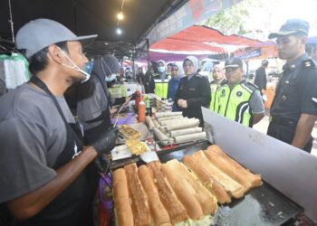 NURSAFARIZA Ihsan (tiga dari kanan) ketika melakukan inspektorat penguatkuasaan di Bazar Ramadan Mahkota Square di Kuantan, Pahang. - FOTO/SHAIKH AHMAD RAZIF