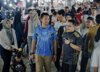 SHAFIEQ Johari (kanan) menyatakan sesuatu kepada Rifdi Iddraki Ahmad Saiful Zaman ketika melakukan tinjauan pada Bazar Aidilfitri Madani Lestari dan Pintar 2025 di Dataran Sekilau di Kuantan, Pahang.