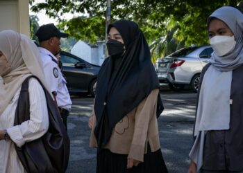 ISMANIRA Abdul Manaf (tengah) tiba untuk menghadiri perbicaraan di Mahkamah Sesyen Petaling Jaya, semalam.-UTUSAN/IQBAL ROSLI