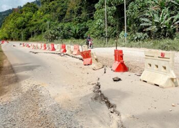 PENDUDUK terpaksa berhati-hati semasa melalui jalan mendap di Kampung Jerek ke Kampung Bertam, Gua Musang, Kelantan. – UTUSAN/AIMUNI TUAN LAH