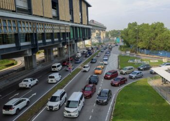 PELAKSANAAN caj kesesakan dapat mendorong lebih ramai pengguna jalan raya beralih kepada pengangkutan awam.