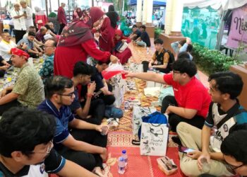 JAYDEN Leong (dua kanan) pada majlis berbuka puasa bersama bukan Islam dan rakan beragama Islam pada program mahabbah ‘Masjid Tour Guide’ (MTG) anjuran Masjid Jamek Muhammadi, Kota Bharu, Kelantan. – UTUSAN/ROSLIZA MOHAMED.