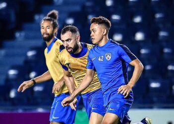 ARIF Aiman Hanapi berlatih bersama rakan sepasukan malam tadi sebagai persediaan menentang Buriram United dalam aksi Liga Juara-Juara Asia Elit (ACLE) di Stadium Chang Arena, Buriram, Thailand, malam ini. - IHSAN JOHOR SOUTHERN TIGERS