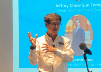 JEFFREY Chew Sun Teong semasa pembentangan pelabur dan media bagi Keputusan Tahun Kewangan 2024 di Naza Tower di sini, semalam.-UTUSAN/SABRINA ZULKIFLI