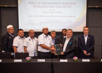 MD Derick Basir (kanan) bersama Pengerusi Johor Port, Tan Sri Che Khalib Mohd Noh (dua dari kanan) dan Suratmin Alwi (empat dari kiri) semasa Majlis Menandatangani Perjanjian Perkhidmatan Bersama antara Johor Port dan Kesatuan Pekerja Johor Port.