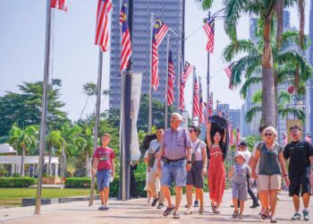 Pelancong asing yang bersiar-siar dalam  cuaca panas di Dataran Merdeka, Kuala Lumpur. – Gambar hiasan MINGGUAN MALAYSIA.