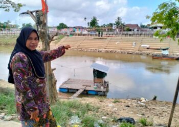 ROHANA Mat Min menunjukkan sempadan Sungai Golok.