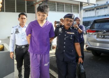 NG Ju Han didakwa memandu kereta di bawah pengaruh dadah sehingga menyebabkan kemalangan yang meragut nyawa pasangan suami isteri di Kuala Kurau ketika dituduh di Mahkamah Majistret Parit Buntar hari ini. - UTUSAN/MUHAMAD NAZREEN SYAH MUSTHAFA