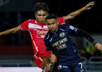 Faisal (kanan) diasak pemain Kelantan Darul Naim (KDN) FC pada perlawanan Liga Super, di Stadium Majlis Bandaraya Petaling Jaya (MBPJ).