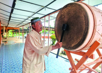 AZIZI Mat Sidi menunjukkan beduk yang masih digunakan di Masjid Ar- Rahmaniah,  Sungai Lancang di Bagan Datuk. – UTUSAN/AIN SAFRE BIDIN