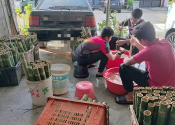 PROSES membersihkan buluh dilakukan sebagai persediaan awal membuat lemang.