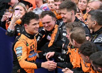 Peluimba pasukan McLaren. Lando Norris (kiri) meraikan kemenangan bersama pasukan di Albert Park, Melbourne, hari ini. - AFP