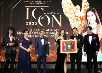 LEONA Chin (tiga dari kanan) menerima Anugerah Ikon Sukan (Permotoran) di Anugerah Jenama Terbaik 'The BrandLaureate' yang diadakan di Singapura.