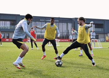 Pemain Liverpool menjalani latihan sebagai persiapan menentang Paris Saint-Germain (PSG) dalam aksi kedua pusingan 16 terbaik Liga Juara-Juara di Anfield, esok. – FB LIVERPOOL FC