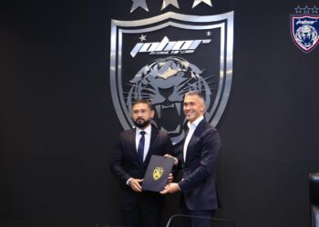 LUIS Garcia menerima watikah pelantikan bagi jawatan Ketua Pegawai Eksekutif (CEO) JDT daripada Pemangku Sultan Johor, Tunku Mahkota Ismail yang juga pemilik JDT, hari ini.-IHSAN JST