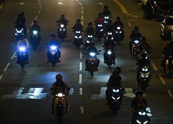 Menunggang motosikal secara berkumpulan dengan bunyi ekzos yang bingit pada awal pagi adalah antara ciri Mat Rempit di Jalan Raja Laut, Kuala Lumpur, baru-baru ini. – UTUSAN/SYAKIR RADIN