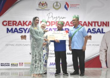 SAARANI Mohamad menyampaikan hadiah kepada pemenang pertandingan ratu cantik pada Program Gerakan Koperasi Masyarakat Orang Asal Negeri Perak di Pejabat JAKOA Batang Padang dan Muallim di Tapah hari ini. - UTUSAN/ZULFACHRI ZULKIFLI