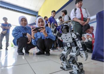 Program pendidikan TVET membantu melahirkan tenaga berkemahiran tinggi untuk keperluan pembangunan negara. - GAMBAR HIASAN