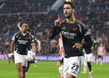 Pemain tengah Arsenal, Mikel Merino menjaringkan gol dalam aksi pusingan 16 Liga Juara-Juara menentang PSV Eindhoven di PSV Stadion, pagi ini. - AFP