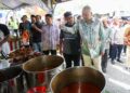 SULTAN Nazrin Muizzuddin Shah mengunjungi bazar Ramadan Stadium Perak di Ipoh hari ini. - UTUSAN/MUHAMAD NAZREEN SYAH MUSTHAFA