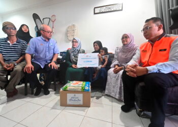 SABARIAH Saidan (tiga dari kiri) menyampaikan faedah pengurusan mayat kepada Fatimah Abdullah (tiga dari kanan) di Indera Sempurna di Kuantan, Pahang. – UTUSAN/SHAIKH AhmaD RAZIF