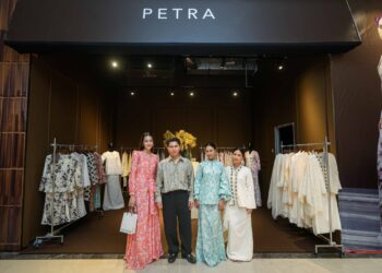 AMMAR Hazwan (dua dari kiri) bersama pempengaruh yang menggayakan Koleksi Lebaran 2025 PETRA pada Previu PETRA Lebaran di Pavilion Damansara Heights di sini, baru-baru ini. - UTUSAN/ISKANDAR ISHAK