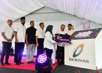 WAN Rosdy Wan Ismail (dua kanan) bersama Pengerusi Padiberas Nasional Berhad (BERNAS), Datuk 
Seri Rohani Abdul Karim (tiga kanan) pada gimik perasmian Majlis Pelancaran Program Makanan 
Kesihatan (Promak) Peringkat Negeri Pahang di SK Kuala Koyan, Kuala Lipis.