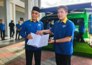 MOHD. Shukri Ramli (kiri) dan Aizal Mazlan (kanan) menunjukkan Kaedah Tanah Perlis 2024 yang mula berkuat kuasa 1 Januari lalu. - UTUSAN/ASYRAF MUHAMMAD