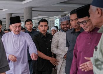 ANWAR Ibrahim hadir untuk menunaikan solat Jumaat di Masjid Sultan Abdul Samad, KLIA, semalam. - UTUSAN/FAIZ ALIF ZUBIR