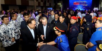 ANWAR Ibrahim bersalaman dengan kakitangan Lembaga Hasil Dalam Negeri ketika menghadiri sambutan Hari Hasil Ke-29 di Cyberjaya, semalam. – UTUSAN/ FAISOL MUSTAFA