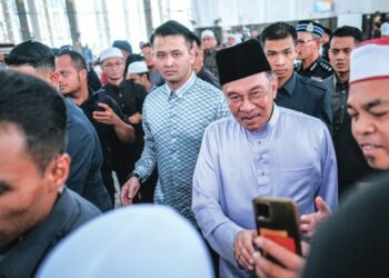 ANWAR Ibrahim beramah mesra bersama jemaah selepas menunaikan solat Jumaat di Masjid Sultan Abdul Samad, KLIA, Sepang, semalam. - UTUSAN/FAIZ ALIF ZUBIR