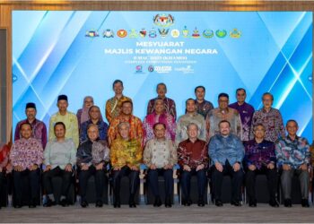 ANWAR Ibrahim; Timbalan Perdana Menteri, Datuk Seri Dr. Ahmad Zahid Hamidi dan Datuk Seri Fadillah Yusof bergambar bersama Ketua-Ketua Menteri dan Menteri-Menteri Besar sempena Mesyuarat Majlis Kewangan Negara 2025 di Putrajaya, semalam.