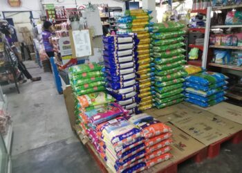 Hanya beras import yang kelihatan dijual di sebuah kedai di Teluk Intan, semalam.  – MINGGUAN/AIN SAFRE BIDIN