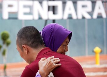 SEORANG banduan memeluk ahli keluarga yang menunggunya selepas mendapat Pelepasan Banduan Secara Lesen (PBSL) Ihsan Madani sempena Aidilfitri di Penjara Kajang, Selangor, semalam. UTUSAN/FAUZI BAHARUDIN