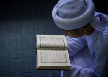 Pelajar-pelajar tahfiz tekun membaca ayat-ayat suci al-Quran semasa menjalankan aktiviti bertadarus dan khatam Al-Quran untuk mengimarahkan bulan Ramadan ketika tinjauan di Masjid Jamek Kampung Baru hari ini. Umat Islam digalakkan memperbanyak amal ibadah seperti membaca al-Quran pada bulan Ramadan kerana pahalanya yang berlipat kali ganda.Gambar SADDAM YUSOFF