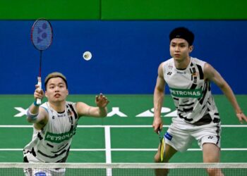 Aaron Chia-Soh Wooi Yik pulang awal selepas tewas kepada Rasmus Kjaer-Frederik Sogaard dari Denmark 16-21, 21-16, 18-21 dalam aksi Seluruh England di Arena Birmingham, kelmarin. – AFP